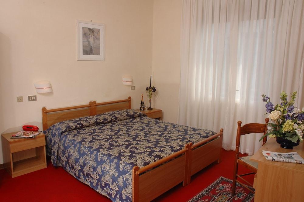 לידו די ג'סולו Hotel Moderno מראה חיצוני תמונה